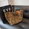 Leopard print women's tote bag, portable shoulder storage bag, high-end sense, large capacity, European and American spice girls big bag.