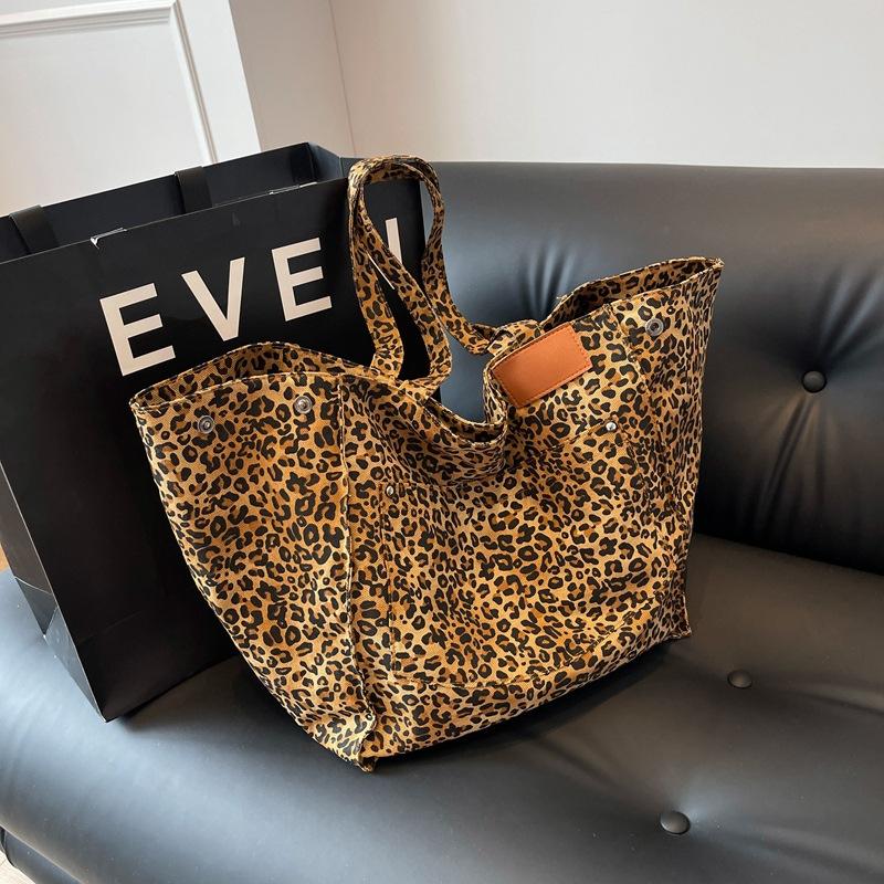 Leopard print women's tote bag, portable shoulder storage bag, high-end sense, large capacity, European and American spice girls big bag.