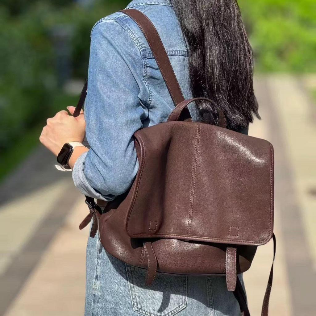 Versatile Large Capacity Vegetable-Tanned Leather Backpack for Work and Casual Use