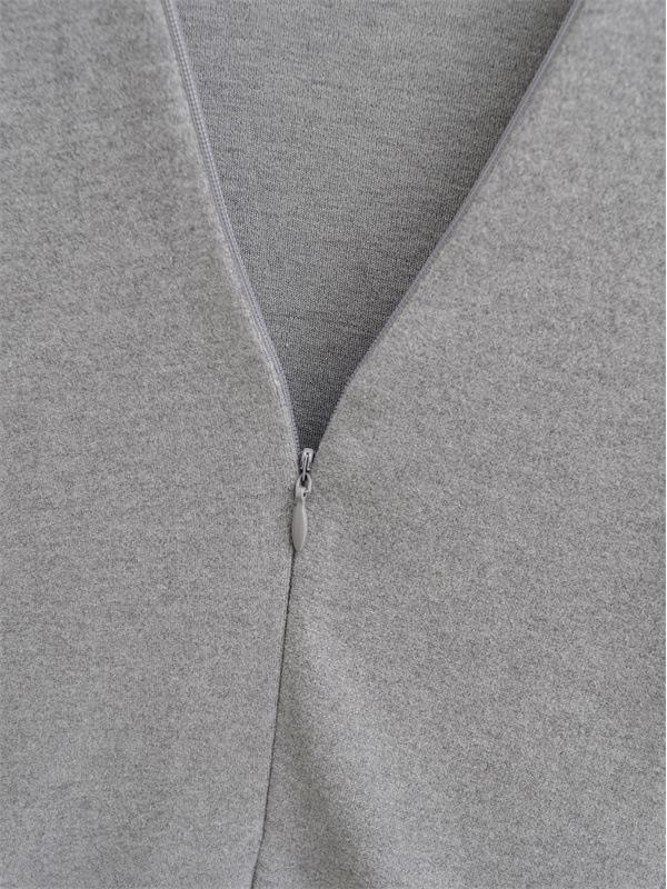 Chic French V-Neck Zipper Long Sleeve Slim Fit T-Shirt for Women, Autumn/Winter High-End Style.