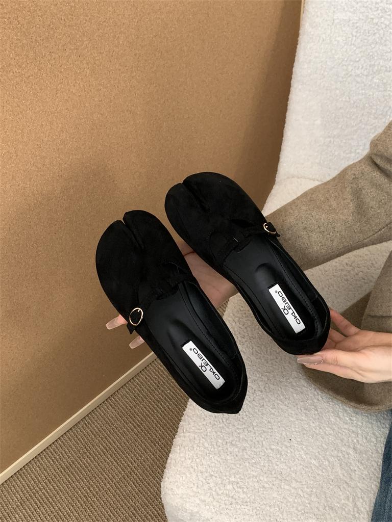 Retro Mori niche split-toed round head single shoes women's suede flat bottom one pedal French temperament pig's trotters grandma shoes autumn