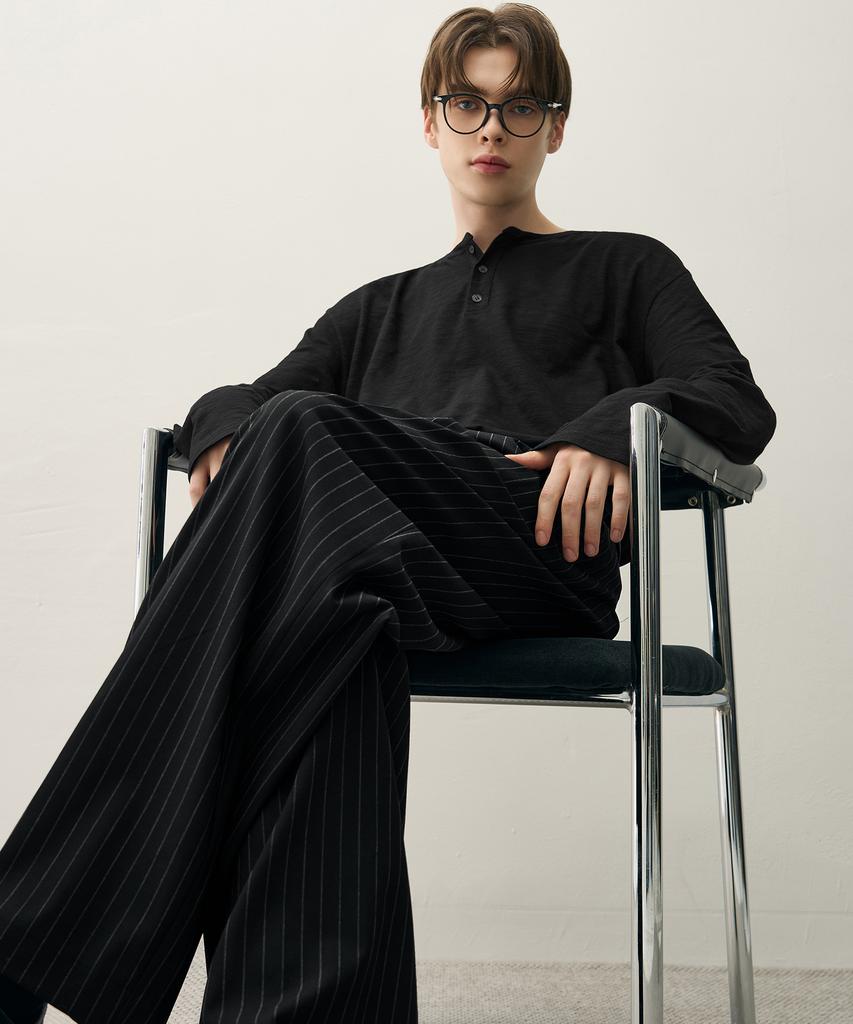 DRAW FIT Two-Tuck Wide Pinstripe Slacks [Black]