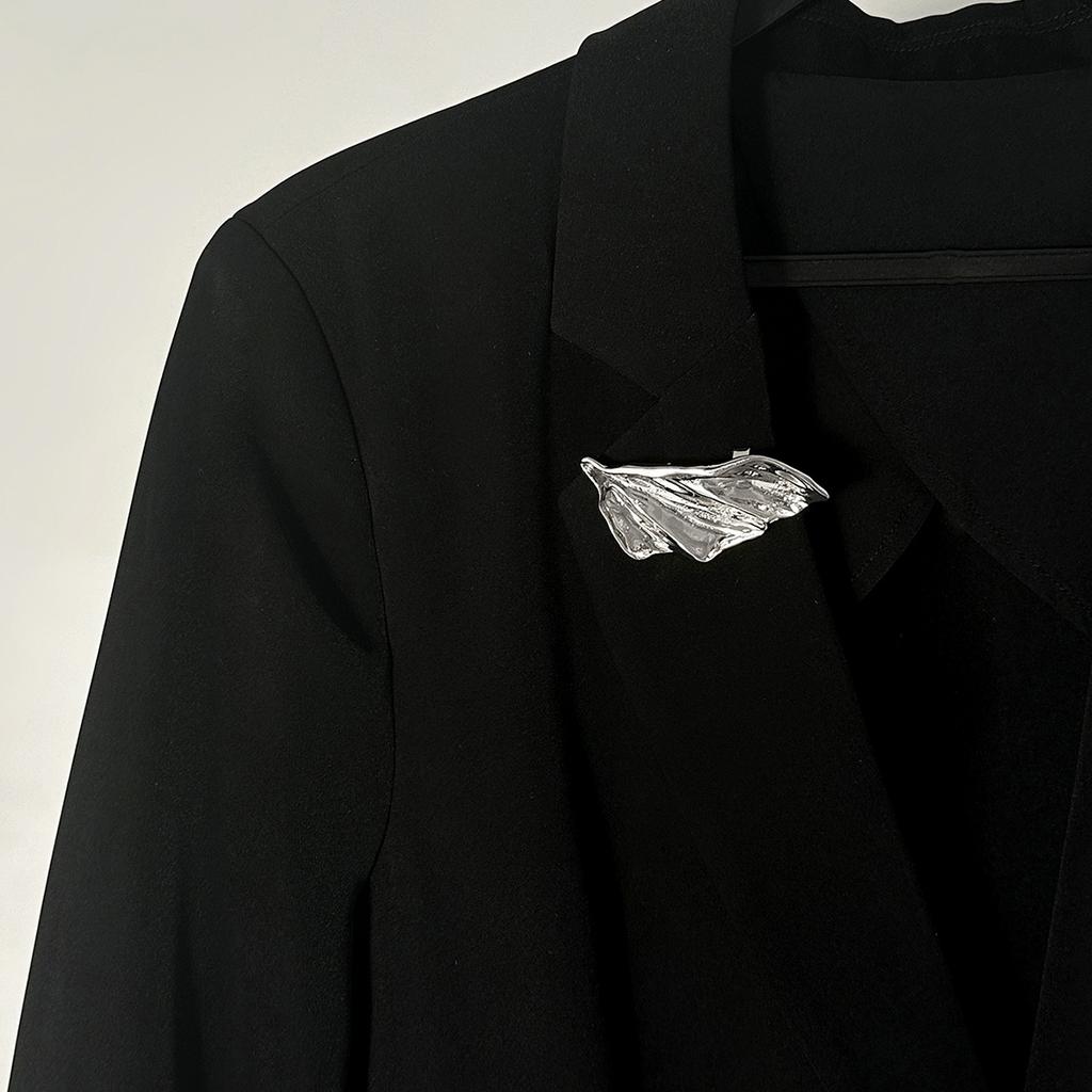 Zveličená nepravidelná kovová plisovaná brož, Módní ozdoba na klopu obleku