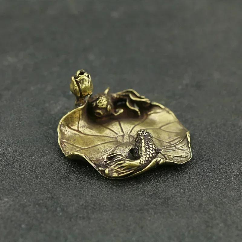 Vintage Brass Carp Lotus Leaf Micro Carved Ornament Creative Home Decoration Metal Lotus Leaf Fish Ornament Desktop Tea Pet