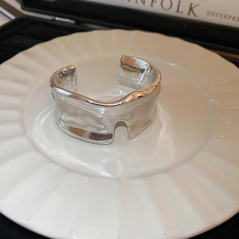 European-American Geometric Metallic Open Bangle: Simple, Versatile, Niche Design Bracelet