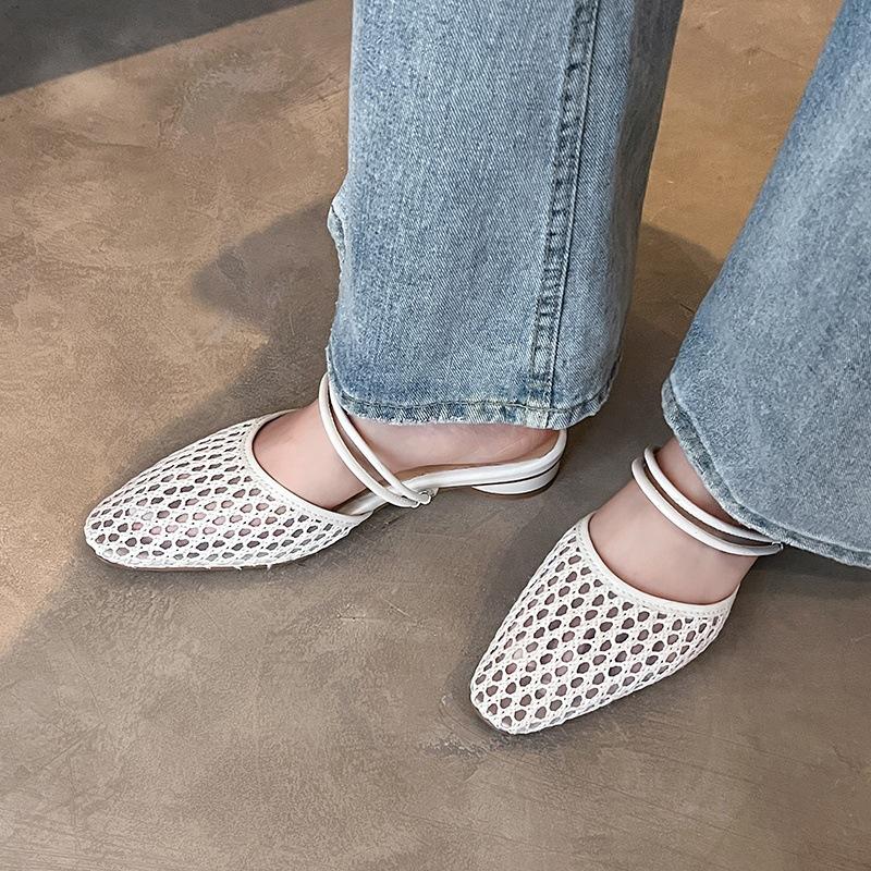 Elegant ord med väskhuvud coola tofflor för utomhusbruk sommarsäsongens nya en-pedal mjuk sula ihåligt temperament andningsbara damsandaler