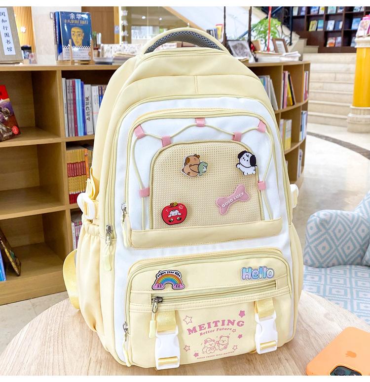 The new schoolbag is cute, small and fresh. The high-value schoolbag for high school students contrasts colors. The multi-compartment backpack
