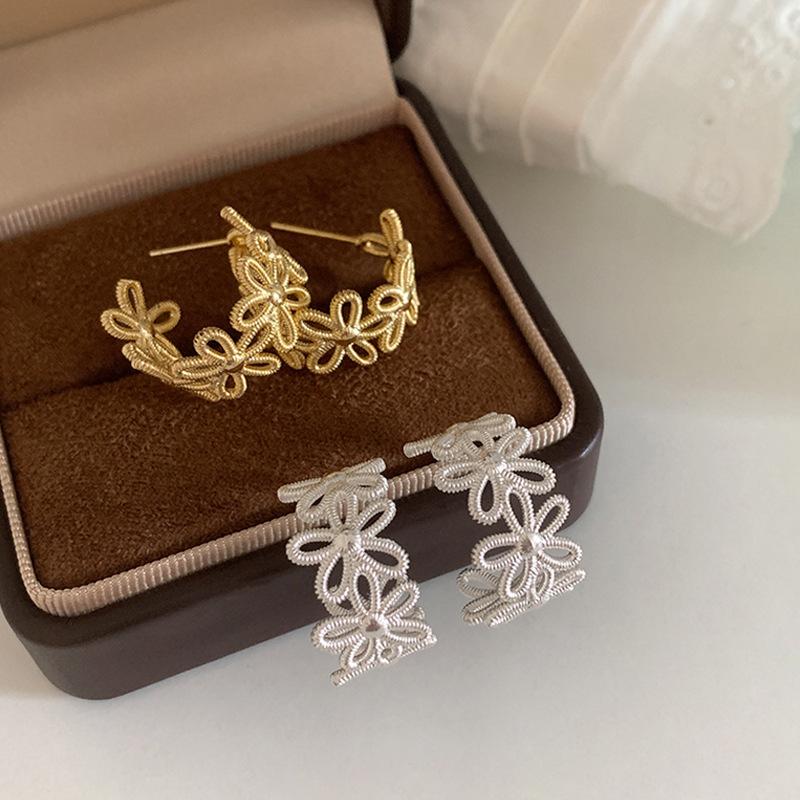 Korean version S sweet hollow flower stud earrings female design Internet celebrity earrings