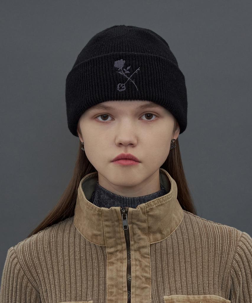 UNALLOYED Rose Knit Beanie / Black