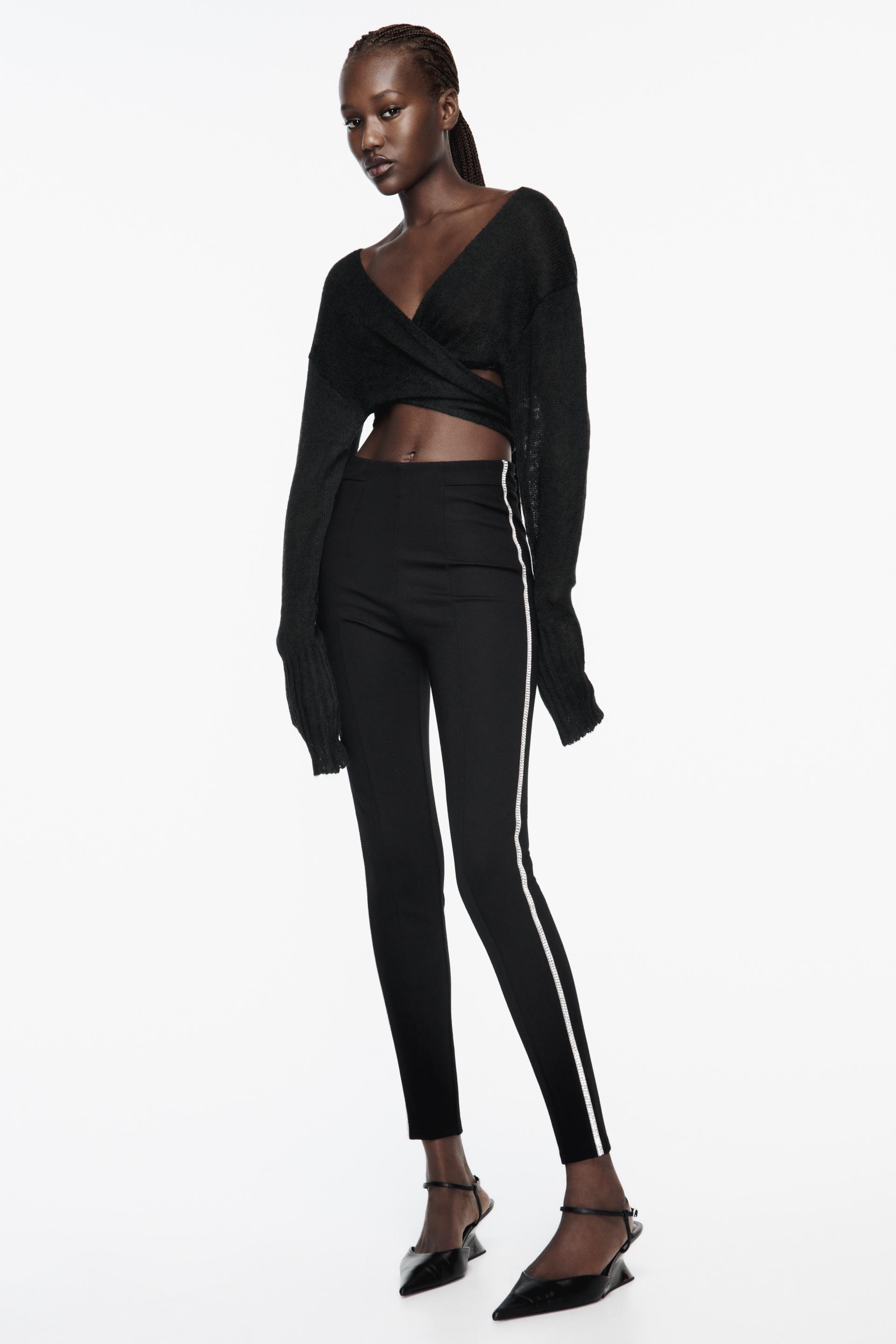 

ЛЕГИНГИ СО СТРАЗАМИ ПО БОКАМ