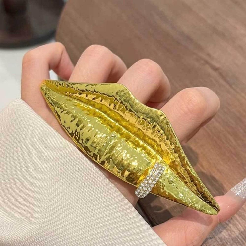 Metallbeschichteter Ring in Form großer Lippen Übertriebener Fingerschmuck Trendiger offener Lippenring für Damen