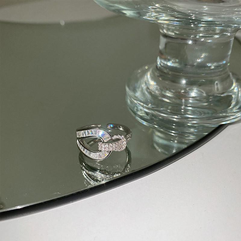 

Ослепительное кольцо с пряжкой-подковой, украшенное стразами, для модного заявления женщины