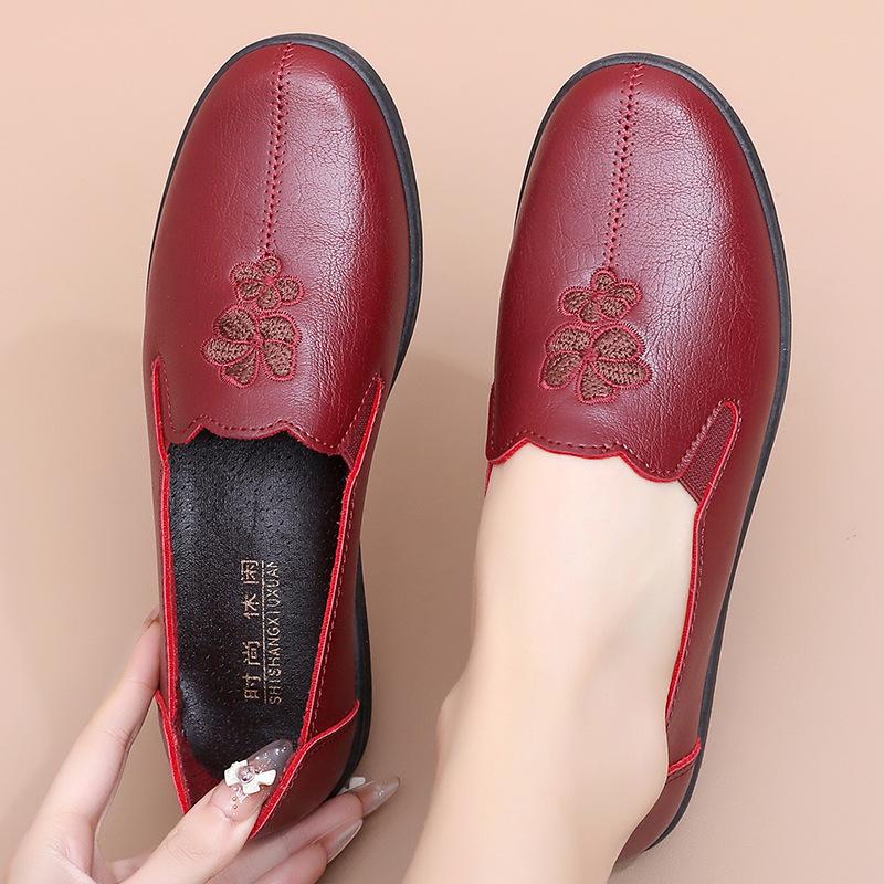 

Простые модные весенне-осенние туфли-лоферы с вышивкой на мягкой подошве для женщин среднего и пожилого возраста. Удобная нескользящая обувь без застежек для мам. 40 красный
