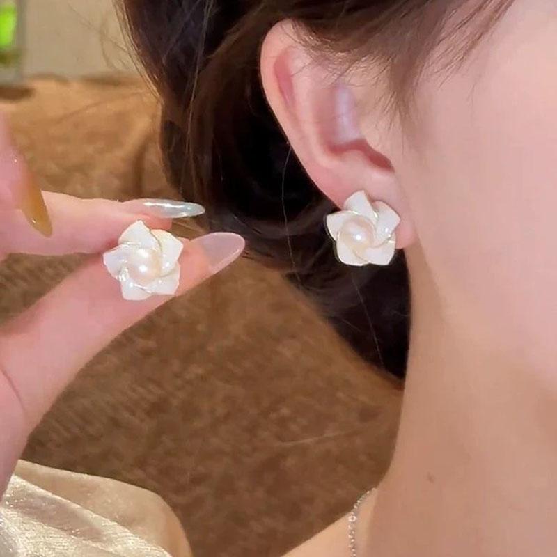 Elegant White Flower Shell Earrings Women's Temperament Niche Design Pearl Stud Earrings for Female Wedding Party Jewelry Gifts