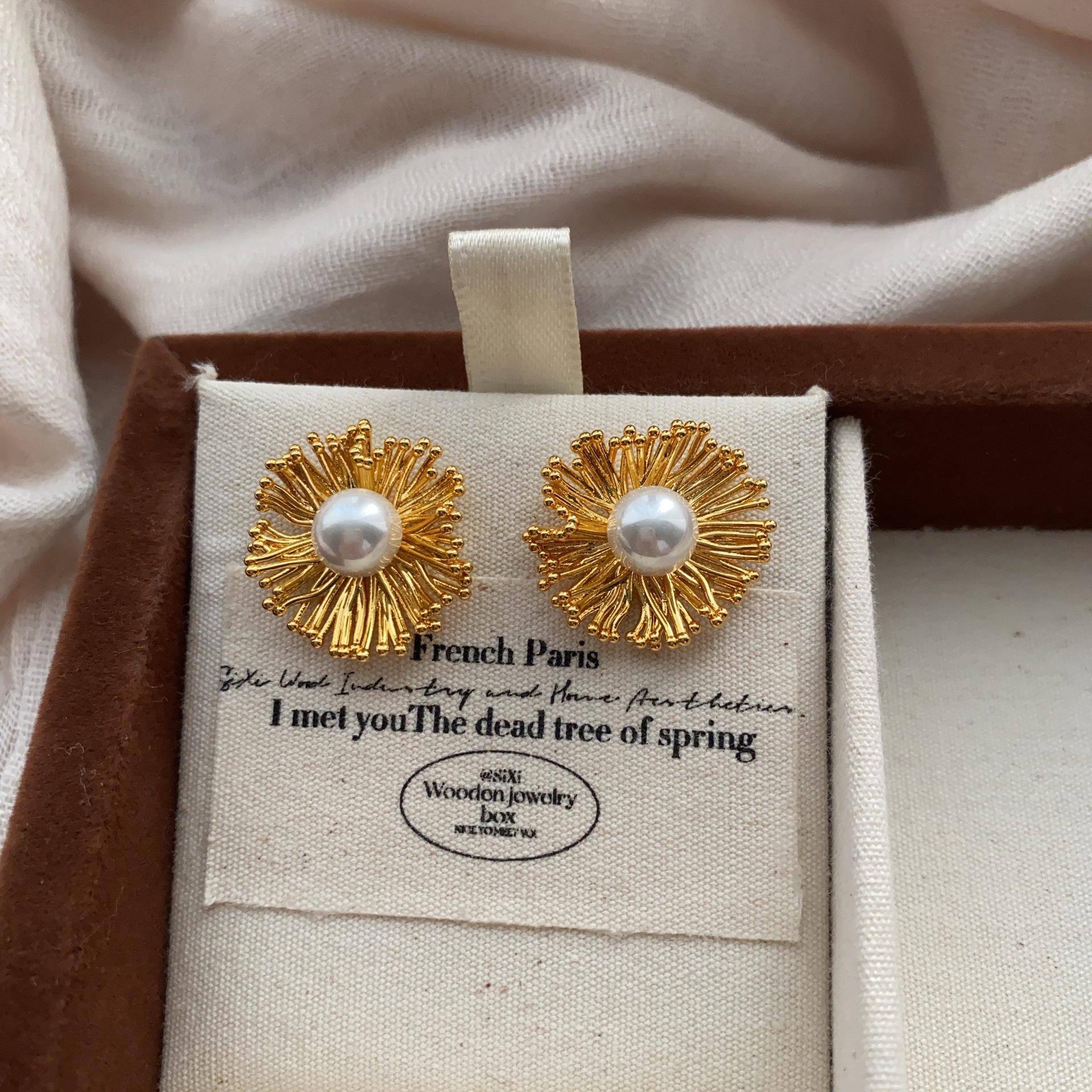 Three-Dimensional Gold Flower Stud Earrings, Niche Atmosphere, Light Luxury, Simple Earrings, Cold Advanced Exquisite Retro