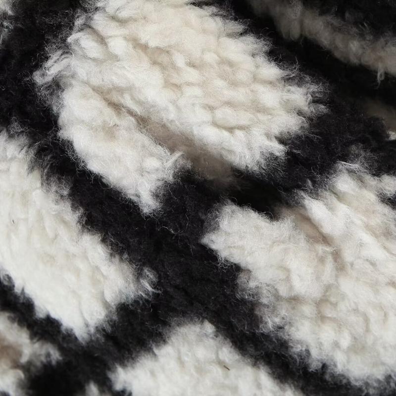 Зимний утолщенный теплый женский плащ большого размера в клетку — фото 11