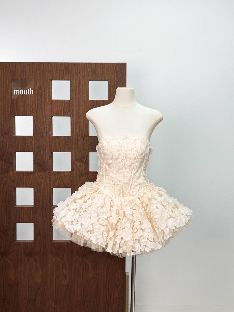 Elegant 25-Year Vietnam Niche Strapless Dress with 3D Flower Waist-Cinch and Puffy Skirt