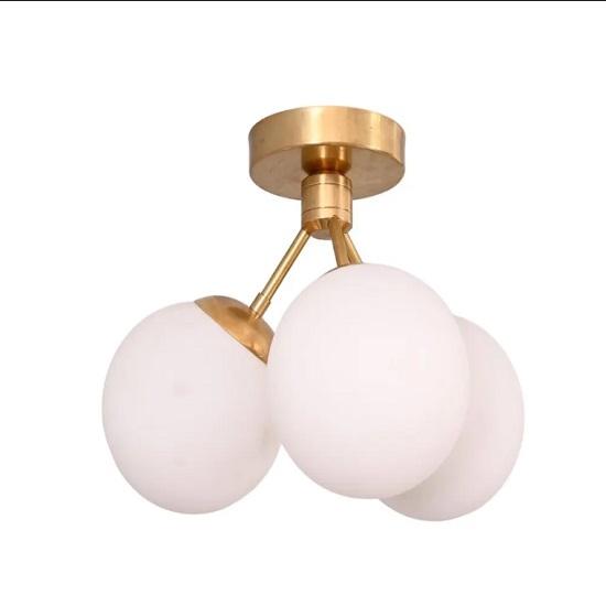 3-punktowy żyrandol Sputnik z kloszami | Nowoczesna lampa sufitowa z mosiądzu z połowy wieku