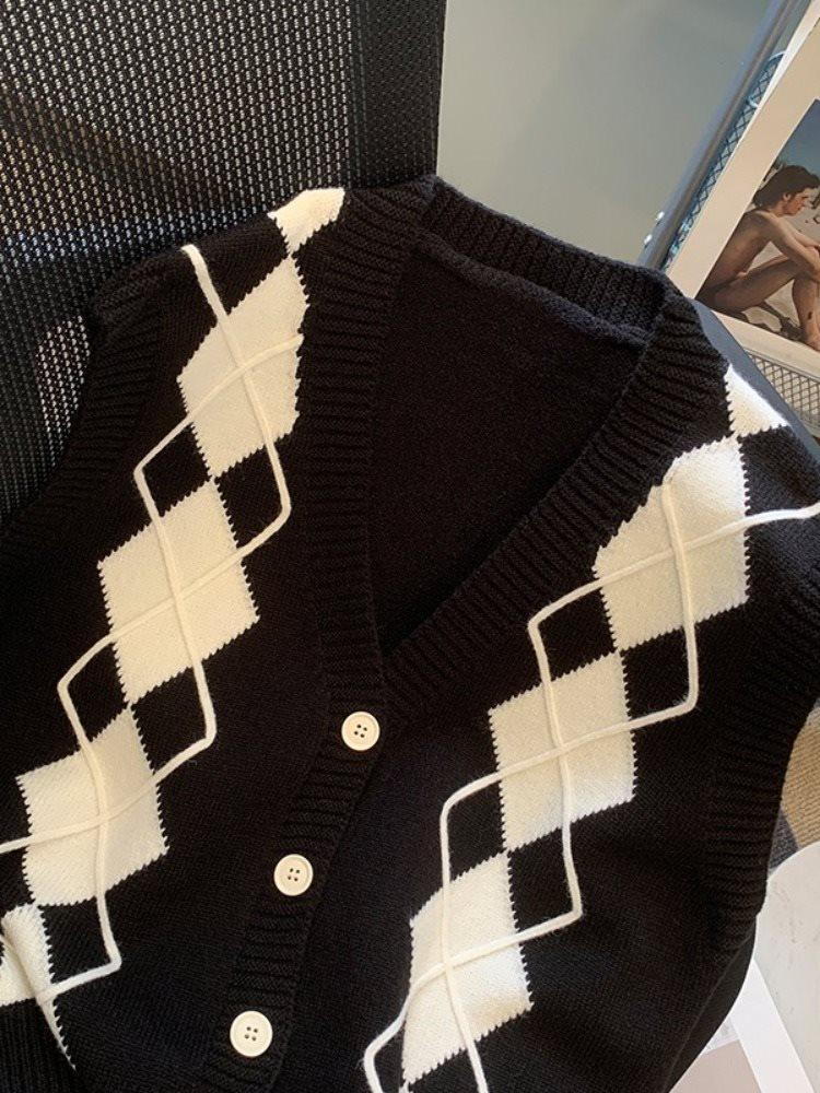 Women's Plus Size V-Neck Argyle Knitted Cardigan Vest: Early Autumn Loose Fit, Button-Up, Slimming Design