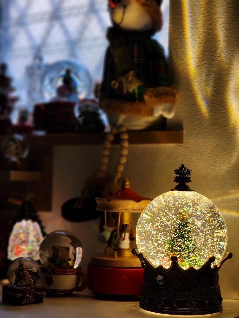 Minami Boeki Weihnachtsbaum-Schneekugel im Antik-Stil mit Spieluhr, USB- oder AA-Batteriebetrieben (Krone)