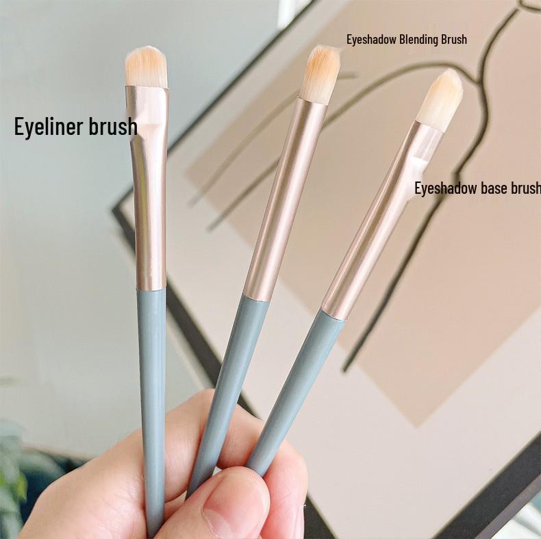 Beginner's Black Long-Handled Eyeshadow Brush
