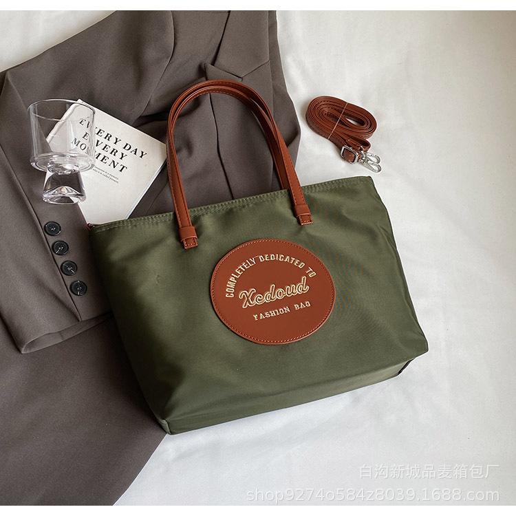 Stylish large-capacity messenger bag ins wind lightweight Oxford Buttot bag 2025 new casual commuter shoulder bag