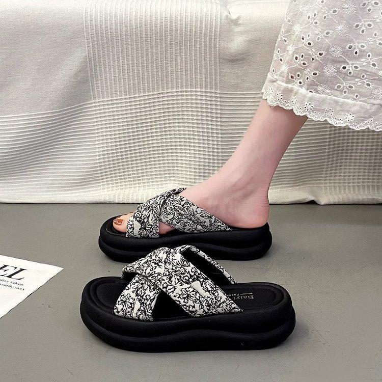 

Крутые шлепанцы на толстой подошве для женского лета, прямая поставка, высококлассные удобные и универсальные сандалии на одно слово 40