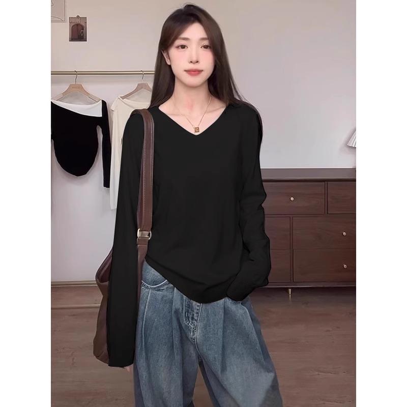 Oatmeal autumn v-neck collarbone-exposed right-shoulder long-sleeved sweater for women, fashionable age-reducing inner wear and stylish bottoming top