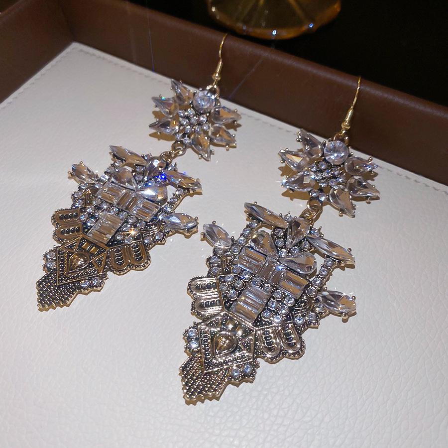 

Vintage Style Rhinestone Geometric Water Drop Earrings: Luxurious High-End Fashion Dangle with Exaggerated Personality.