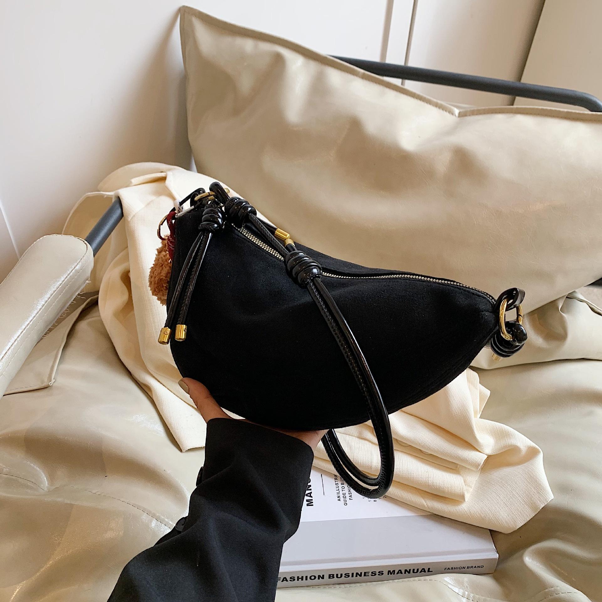 

Premium texture bag women s large capacity 2024 new niche matte retro messenger bag commuter dumpling bag чорний