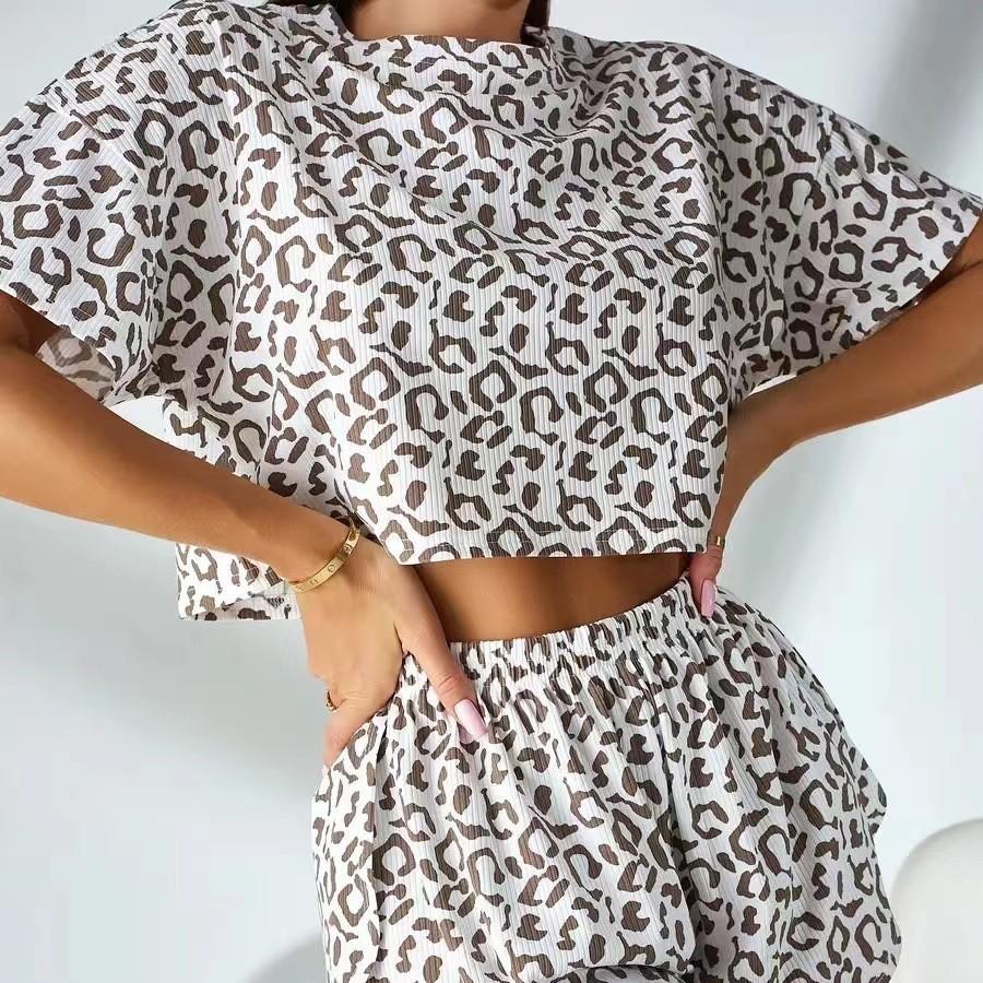 

Comfortable Women s Pajama Set, Sleepwear, 2-piece Set, Short Top and Shorts, Stretchy, Breathable, Soft and Casual Style, Leopard Print S светло-серый