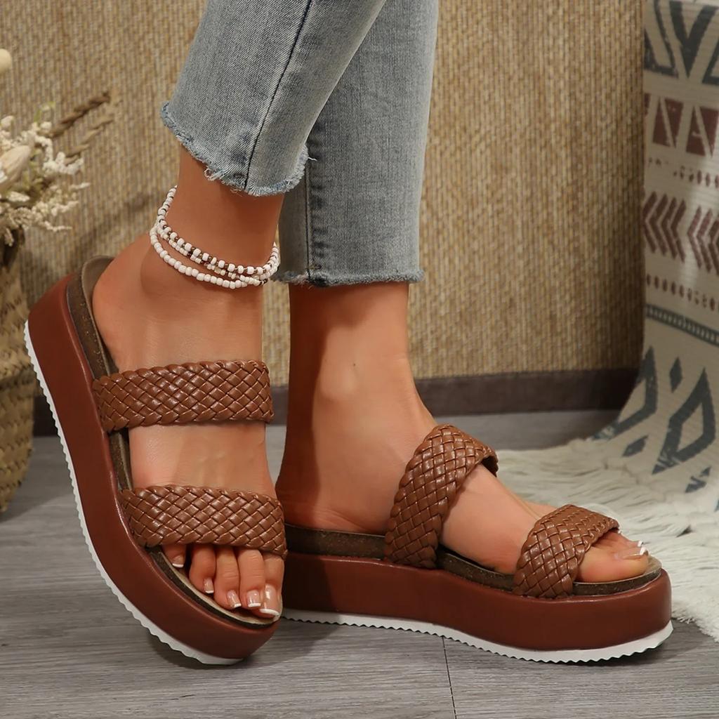 Women Slippers 2025 New Outdoor Beach Sandals Comfortable Hot Shallow Wedges Shoes Women Designer Casual Slippers Slides Women