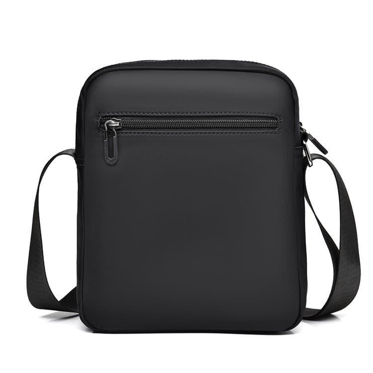 Casual and simple men's shoulder messenger bag