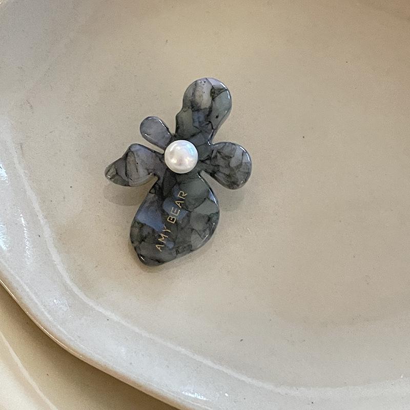 

Acetic Acid Floral Hairpin for Women s Side Bangs - Sweet Headdress Clip, Trendy New Hair Accessory.