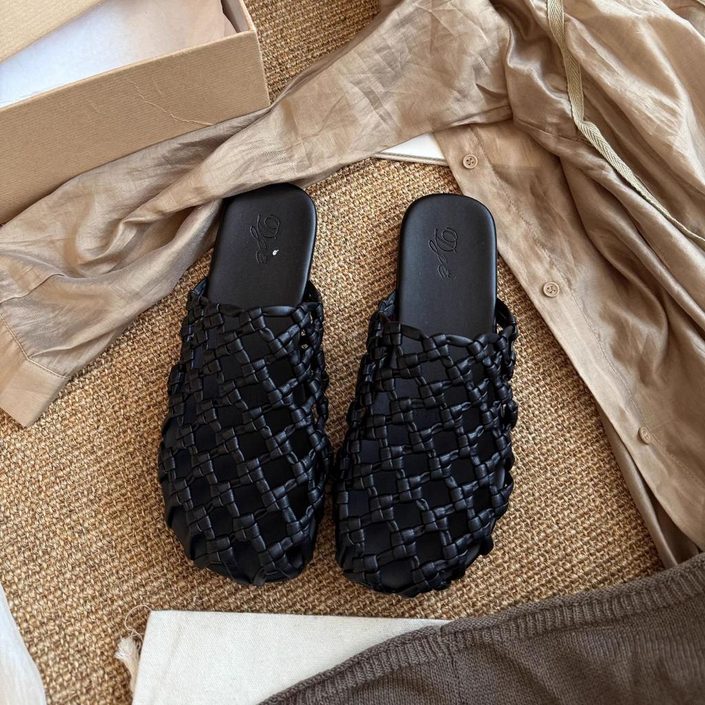 Beautiful woven hollow cool slippers women's summer wear 2025 new super fire fashion fishing net shoes bag head half slippers