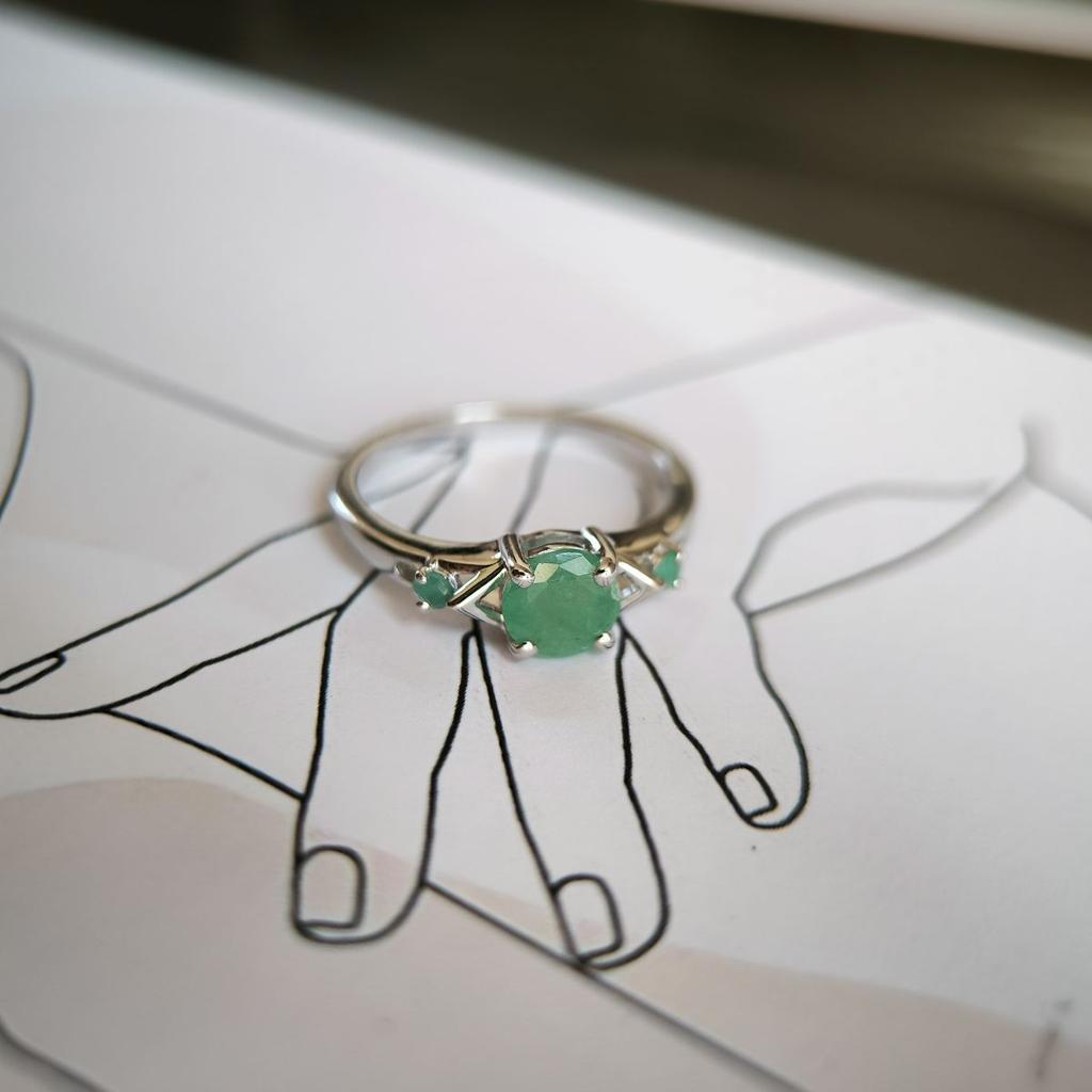 Серебряное кольцо с натуральным изумрудом 0.808ct, вес изделия 2,07 гр (2181774)