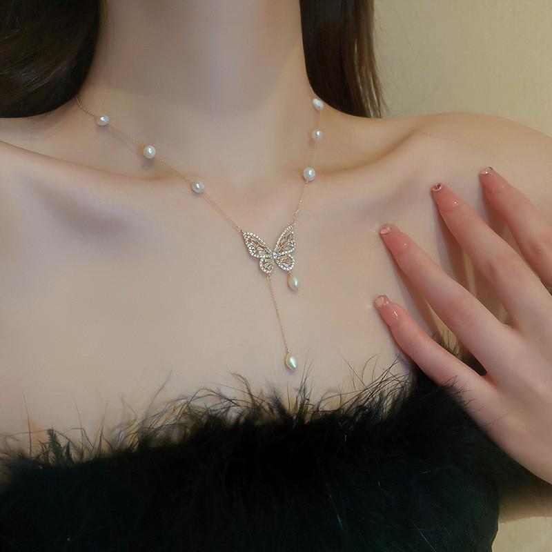 

Изящное розовое колье-подвеска «Порхающая бабочка» с пресноводным жемчугом и бриллиантовыми акцентами