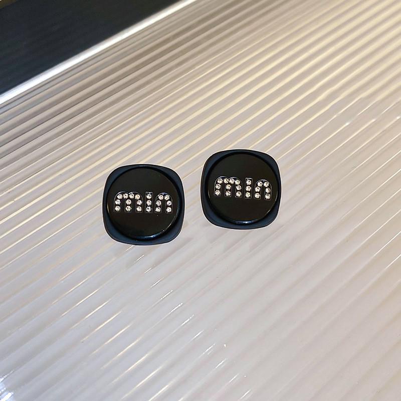 Geometrische Plissee-Ohrringe mit Glasperlen der Black Series: Elegante silberne Ohrstecker mit einem luxuriösen und vielseitigen Design.