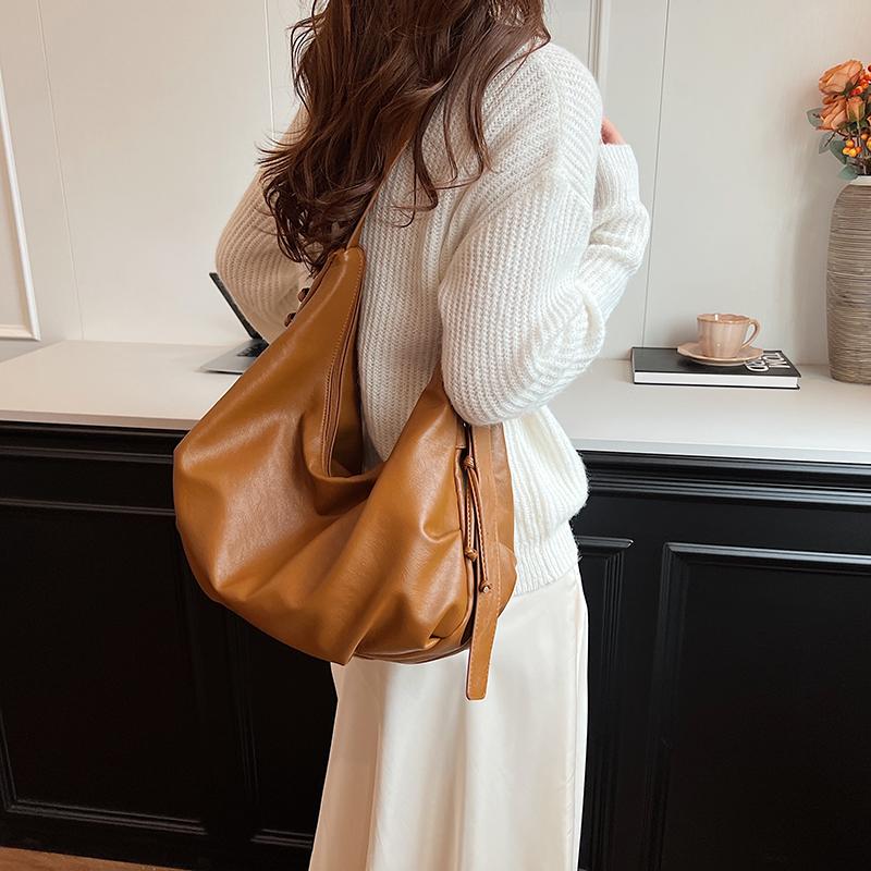 Velkokapacitní dámská crossbody kabelka Nové trendy kabelky s širokým popruhem přes rameno Jednobarevná cestovní kabelka přes rameno z PU kůže