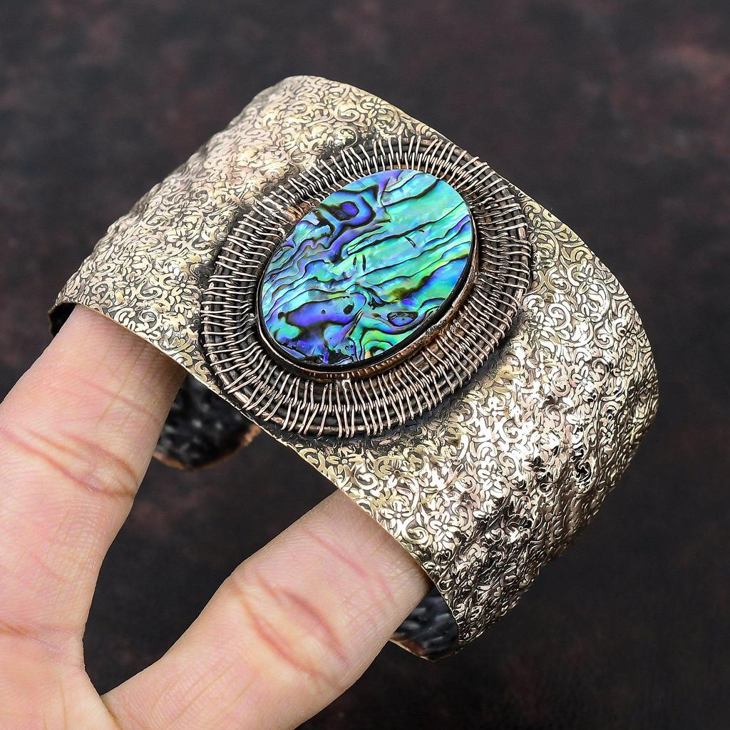 Bransoletka z muszli abalonu, owijana drutem miedzianym, mankiet z kamieniami szlachetnymi, ręcznie robiona bransoletka, regulowana bransoletka mankietowa, elegancka miedziana biżuteria, prezent dla niej