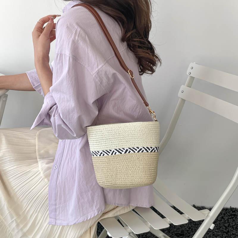Women Summer Striped Straw Crossbody Bag Lightweight Woven Shoulder Bag for Beach and Holiday Events