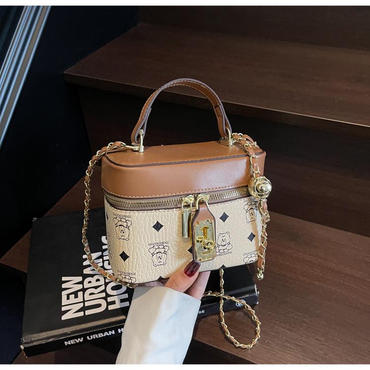 Niche Bag Women's Spring Summer New Fashion Portable Out Popular Shoulder Crossbody Bucket Bag