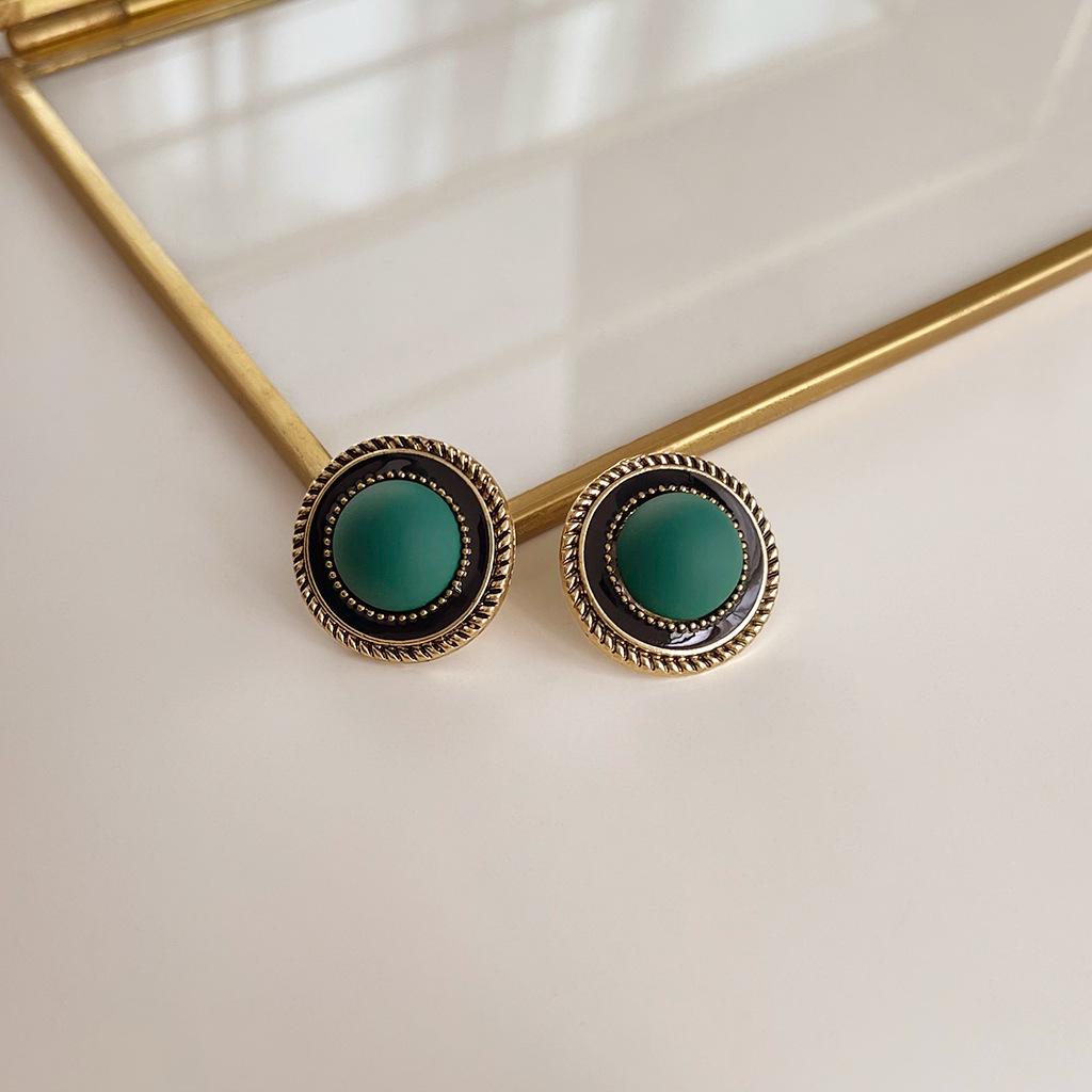 Boucles d'oreilles médiévales vintage à perles: Design rétro à l'huile coulée avec une touche haut de gamme et une personnalité unique