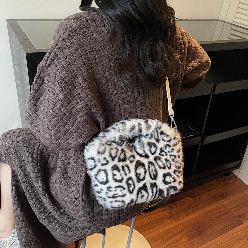 Autumn New Trend Plush Leopard Print Personalized Fluff Lazy Wind Simple Shoulder Oblique Span Bucket Bag