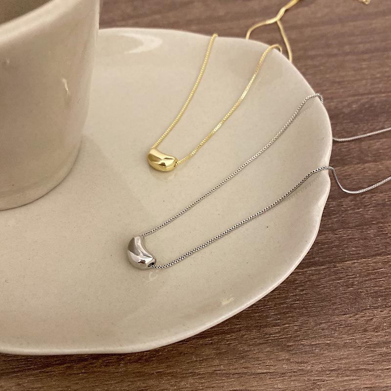 Hochwertige Damen-Halskette mit Anhänger in Form einer roten Bohne und eines Halbmonds - Elegante Silber-Schlüsselbein-Kette