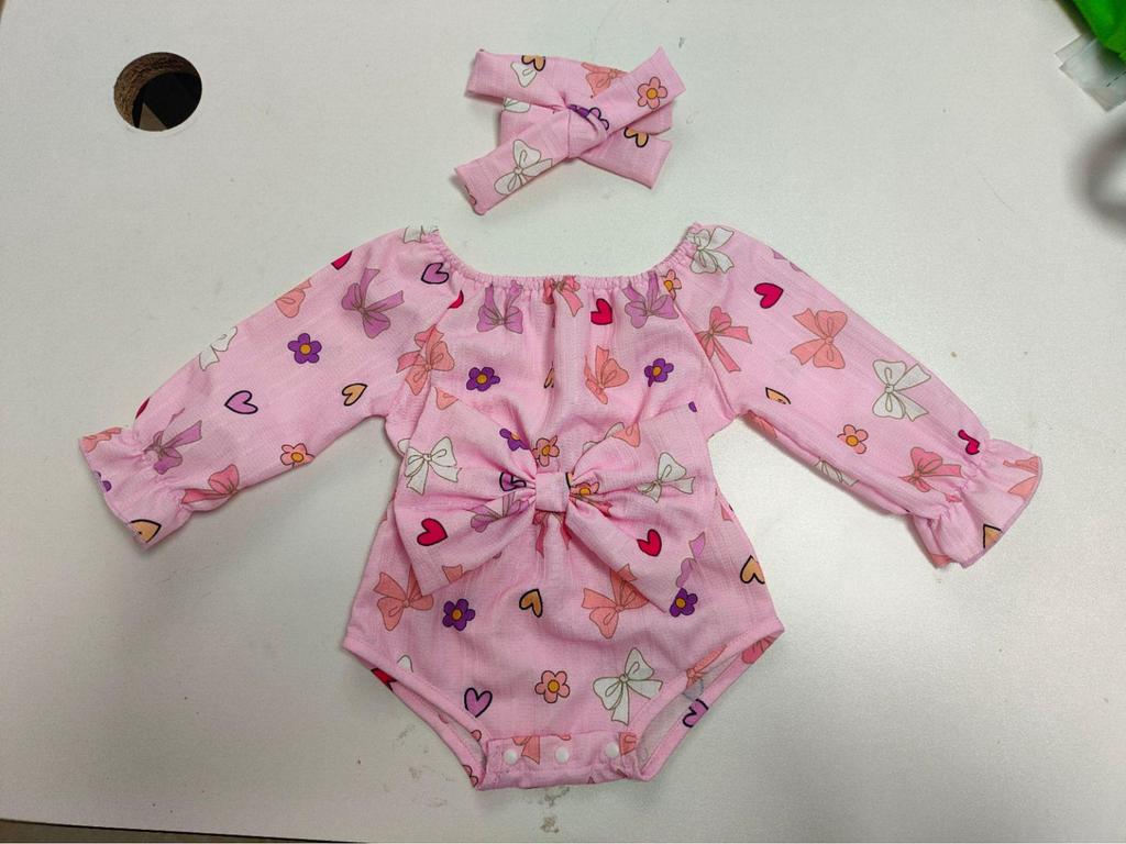Rosa Schleifen-Aufdruck Langarm Baby Mädchen Strampler