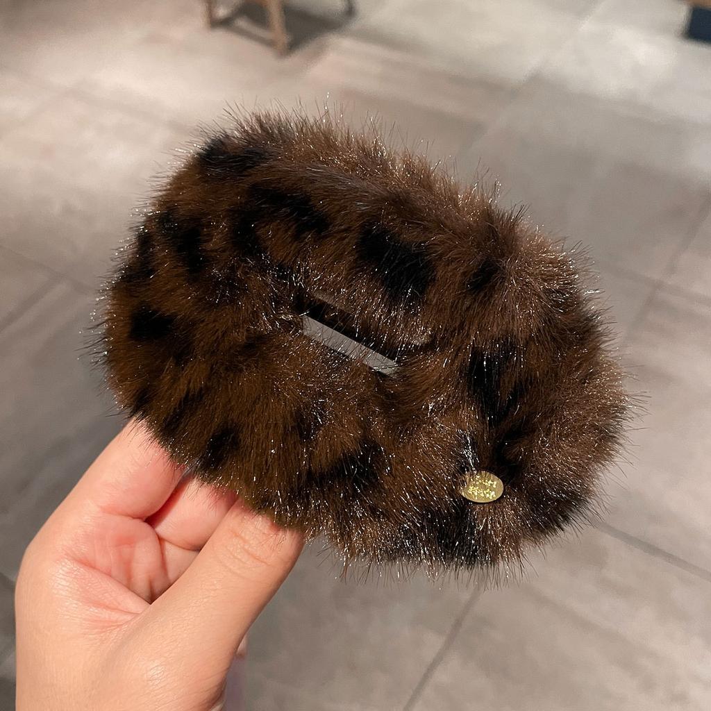 Acrylic Plush Leopard Print Hairpin, Exquisite Grab Clip, Large Hair Volume, Casual Autumn and Winter Hair Accessories for Women