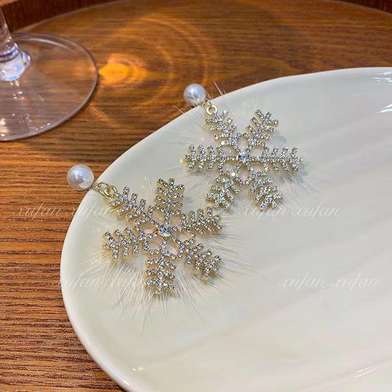 New Trend Christmas Element Earrings Temperament Senior Zircon Pearl Snowflake Earrings Princess Wind Earrings