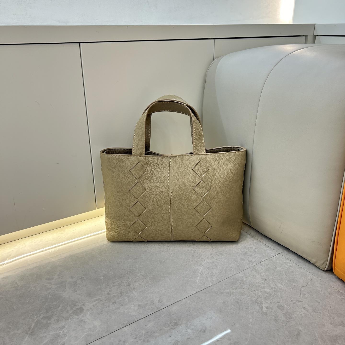 

Cross-border early autumn grain first layer cowhide portable tote bag texture shoulder underarm bag commuting versatile messenger women s bag 30*8*20cm