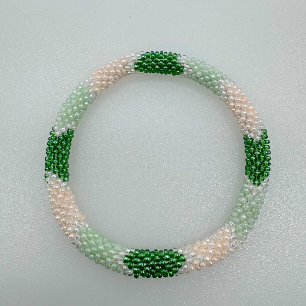Pulsera minimalista de cuentas beige apilables, Joyería étnica nepalesa hecha a mano, Regalo para mujer para uso diario